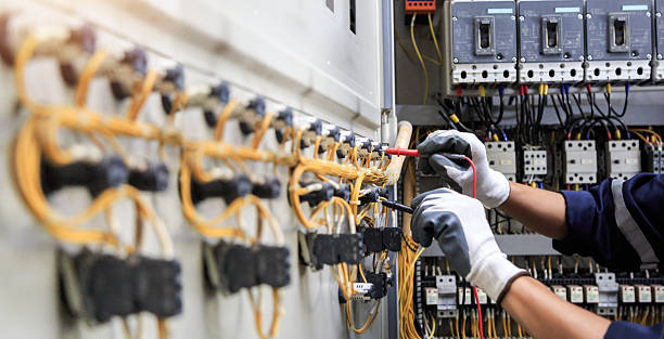 Professional Electrician technician working in Bloomfield Hills, MI